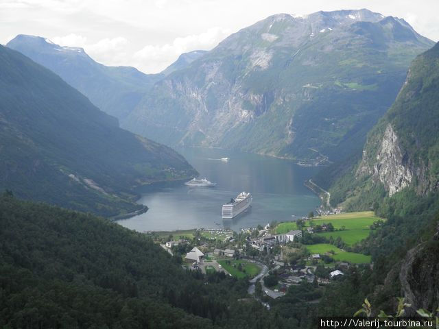 Вид на Гейрангер фьорд с верхней точки дороги троллей Хеллесюльт, Норвегия