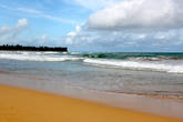 это океанские волны(без рифов)-у отеляамерикосов на пляже