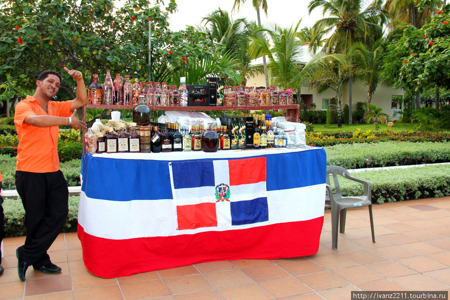 торговец и флаг доминиканы Уверо-Альто, Доминиканская Республика