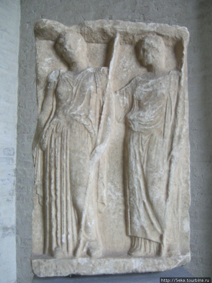 Деметра (со скипетром) и Коре (с факелом). Ок. 420-410 г. до н.э. Мюнхен, Германия
