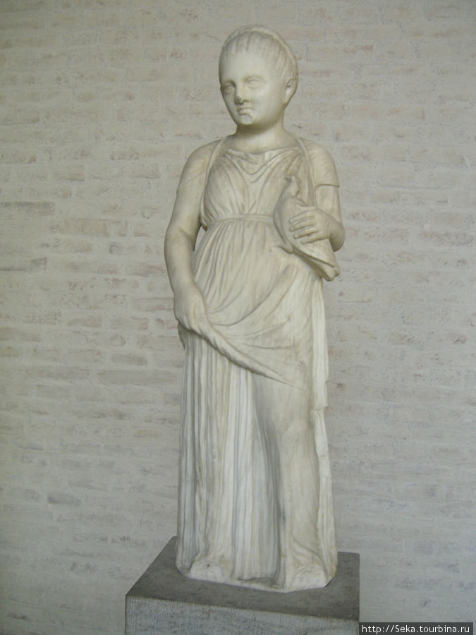 Статуя девочки с голубем. Ок. 310 г. до н.э. Мюнхен, Германия