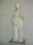 Статуя девочки с голубем. Ок. 310 г. до н.э.