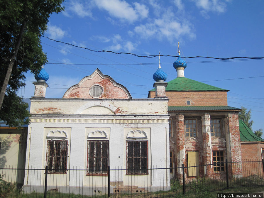 Нарядный фронтон и строгая колоннада Гаврилов-Ям, Россия