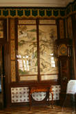 Женская половина выполнена в китайском стиле. Стены обшиты расписным шелком. В одной из комнат роспись изображает полный процесс изготовления фарфора.