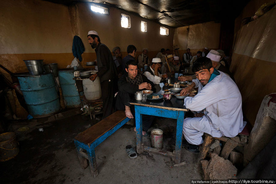 Обычное уличное кафе, где можно отведать настоящую афганскую кухню. Афганистан