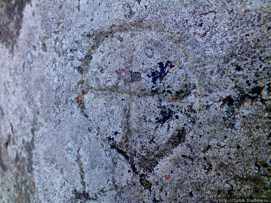 крест, выбитый на камне с целью предотвращения его использования в качестве алтаря для жертвоприношений