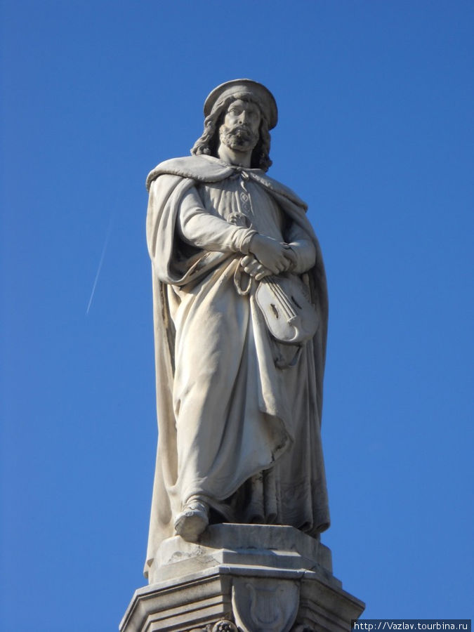 Памятник и небо Бользано, Италия