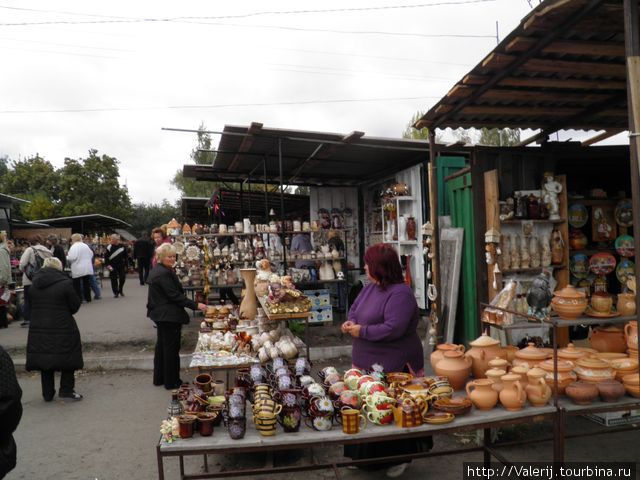 Здесь и далее -на рынке Опошня, Украина
