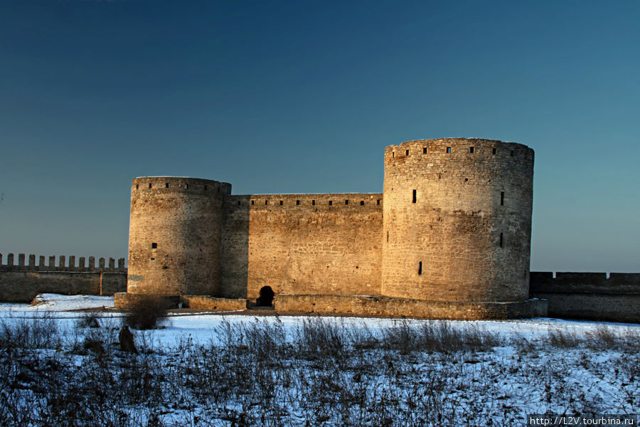 Со стороны лимана крепость имеет несколько стен и территория т о делится на несколько зон