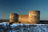 Со стороны лимана крепость имеет несколько стен и территория т о делится на несколько зон