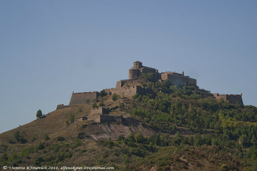 Вид на замок с дороги С-55 Кардона, Испания