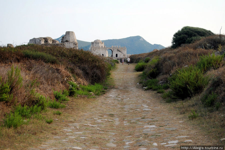 Променадная дорога.. налево и направо — памятники истории Метони, Греция