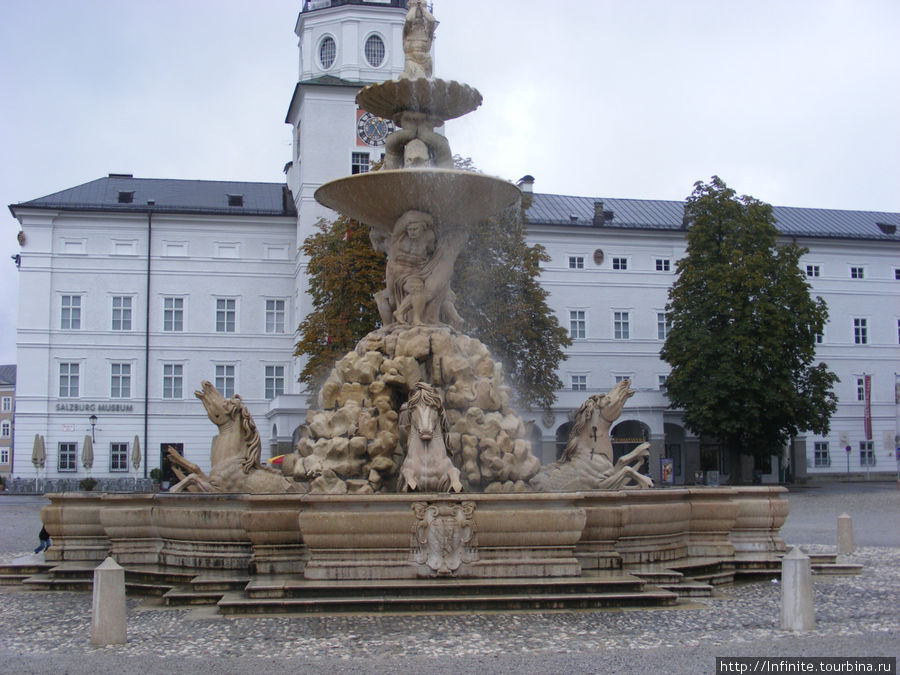 Фонтан на площади старой резиденции архиепископов Зальцбурга Зальцбург, Австрия