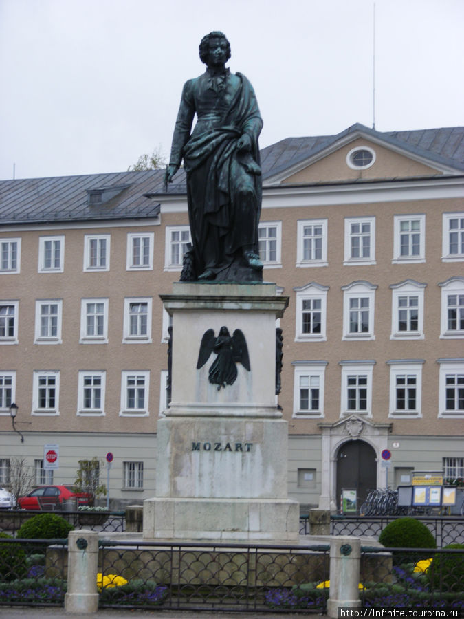 Почему этому памятнику дали имя Моцарта не знает никто, видимо и сам автор. Ничего похожего! Зальцбург, Австрия