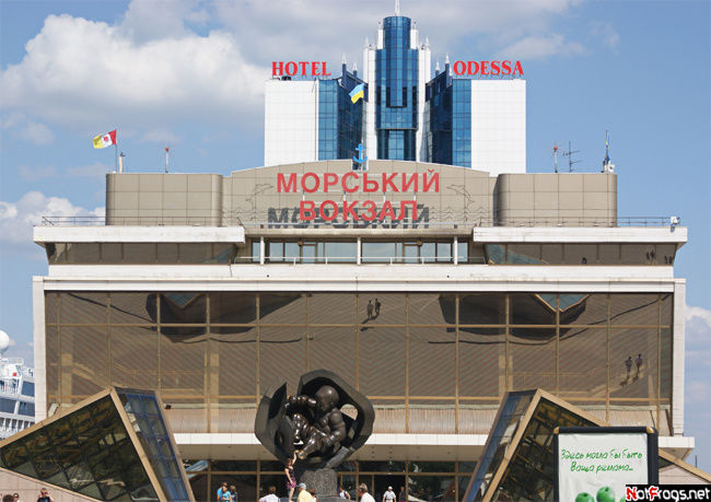 Морвокзал с ужасной скульптурой работы товарища Неизвестного перед ним Одесса, Украина