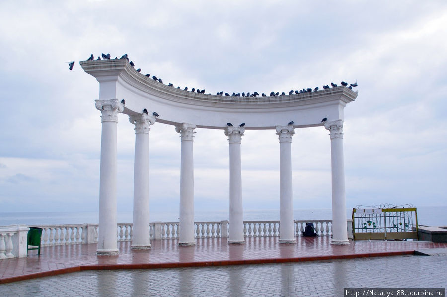 Погода крым алушта. Алушта Ротонда волна. Арка в Алуште на набережной. Алушта колоннада. Алушта Приморский парк Ротонда.