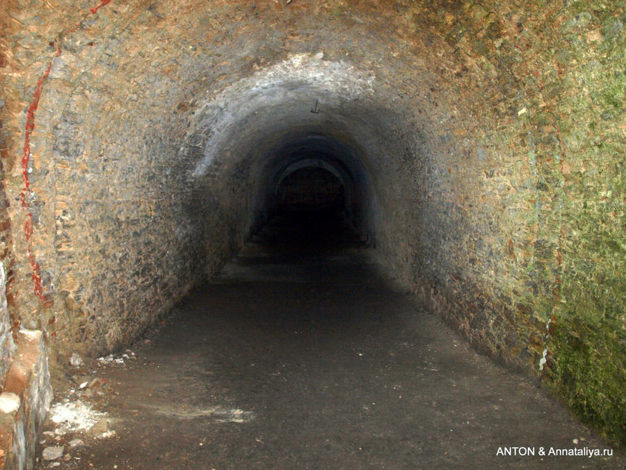 Подземные ходы, ведущие от дворца Любомирских на дно замкового рва. Дубно, Украина