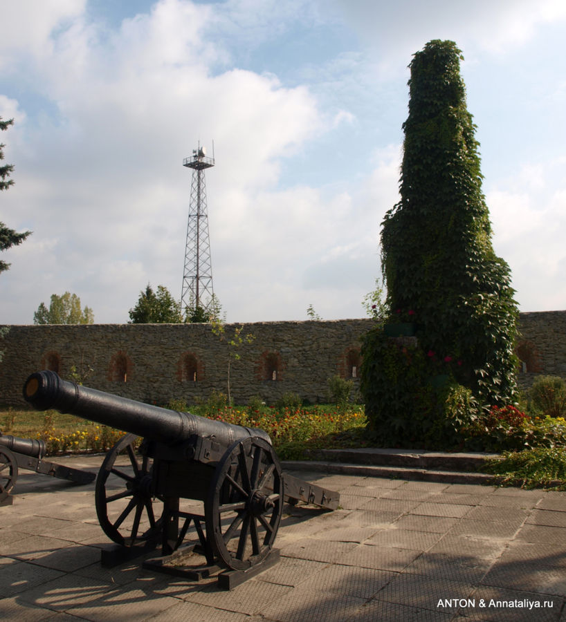 Пушка на территории замка. Дубно, Украина
