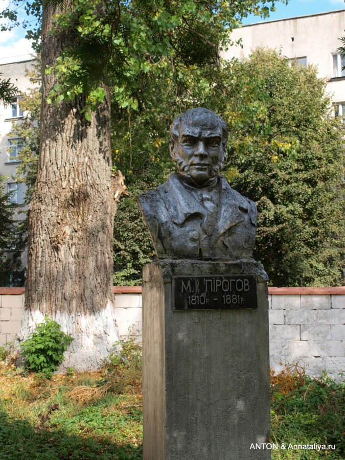 Памятник Пирогову на территории монастыря кармелиток. Дубно, Украина