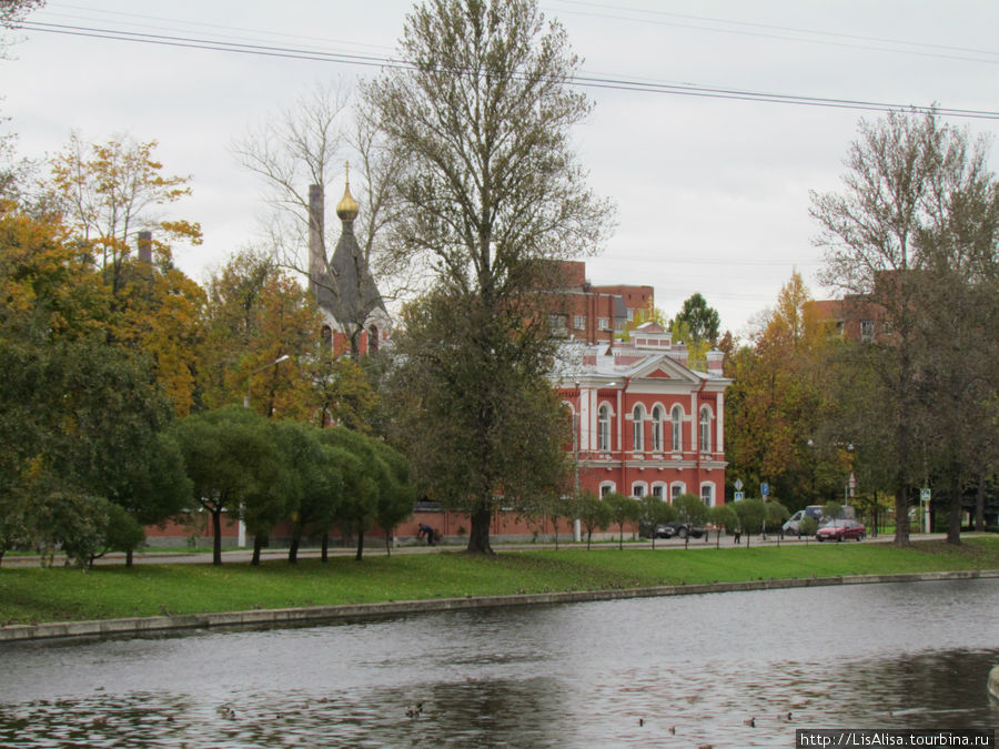 Вид на красную церковь. Колпино, Россия