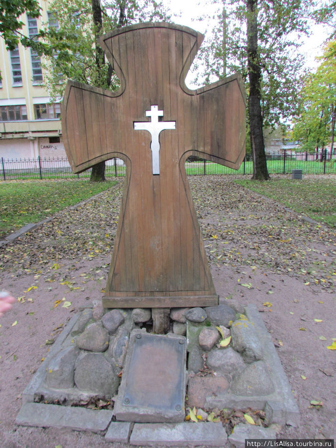 Крест в сквере. Раньше на этом месте стояла церковь, увы не сохранилась. Колпино, Россия