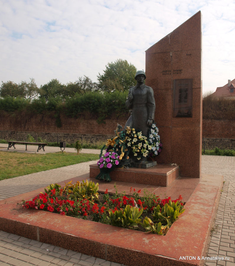 Памятник воинам-добровольцам — защитникам Дубно. Дубно, Украина