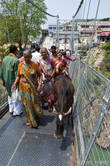 Мост – пешеходный, но по нему также ездят мотоциклисты, и ходят, по своим делам, коровы.
