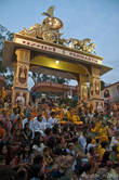 Самым красивым и ухоженным ашрамом Ришикеша является «Parmath Niketan». Ежедневно здесь проводится «Аарти» — вечерняя церемония освящения Ганга.