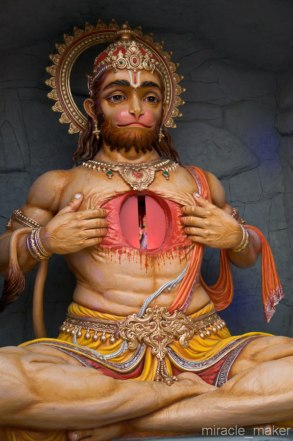Богов здесь множество. К примеру, тут индийское Божество Хануман разрывает свою грудь… Ришикеш, Индия