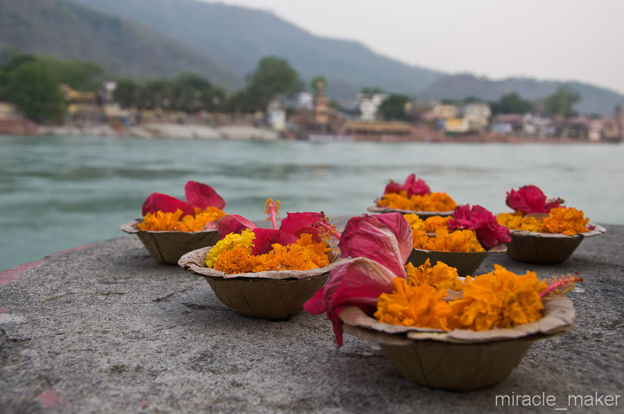 Запуская такие тарелочки, с горящими в них свечками, в Ганг, люди благодарят реку за их очищение от грехов. Ришикеш, Индия