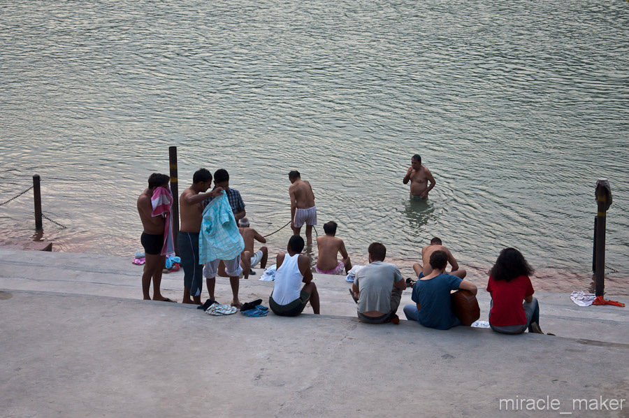 Река Ганга прощает все и всем, кто войдет в ее священные воды. Ришикеш, Индия