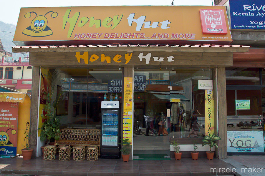 Отличное кафе с медовой тематикой, приятным персоналом и кондиционером — Honey Hut, находится недалеко от моста «Лакшман Джула». Ришикеш, Индия