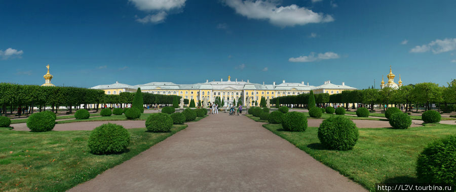 Вид на Большой дворец Петергоф, Россия