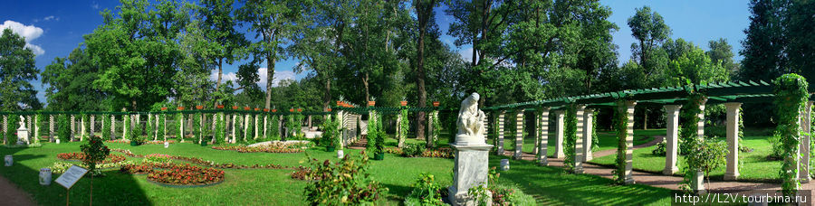 Александрия: сад, разбитый вокруг Фермерского дворца Петергоф, Россия