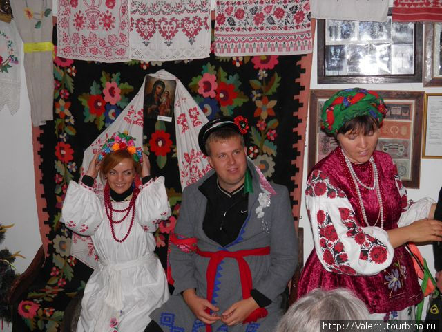 Пир идет горой, но жених и невеста сидят поодаль от стола и не принимают пищу в первый день свадьбы. Полтавская область, Украина