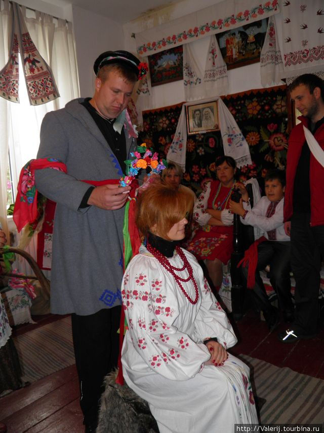 В конце первого дня свадьбы жених снимает веночек с невесты ... Полтавская область, Украина