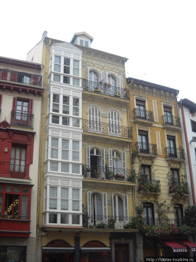 Фасады домов Бильбао, Испания