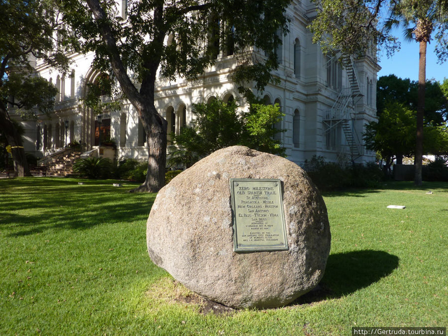 Камень нулевой мили у Сити холла Сан-Антонио, CША