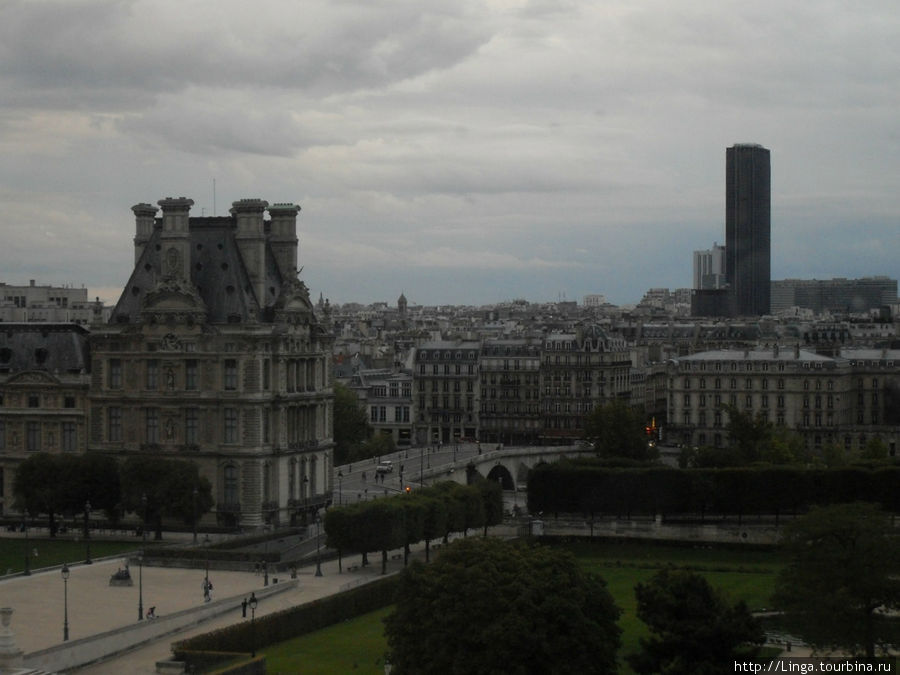 Колесо обозрения рядом с Лувром Париж, Франция