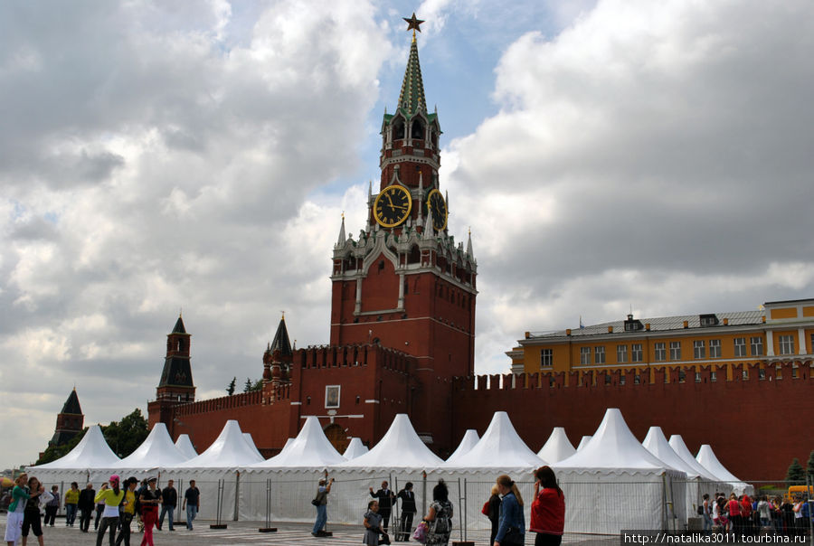 Кремль, идет установка сцены перед концертом. Из-за этого я не увидела мавзолей. Москва, Россия