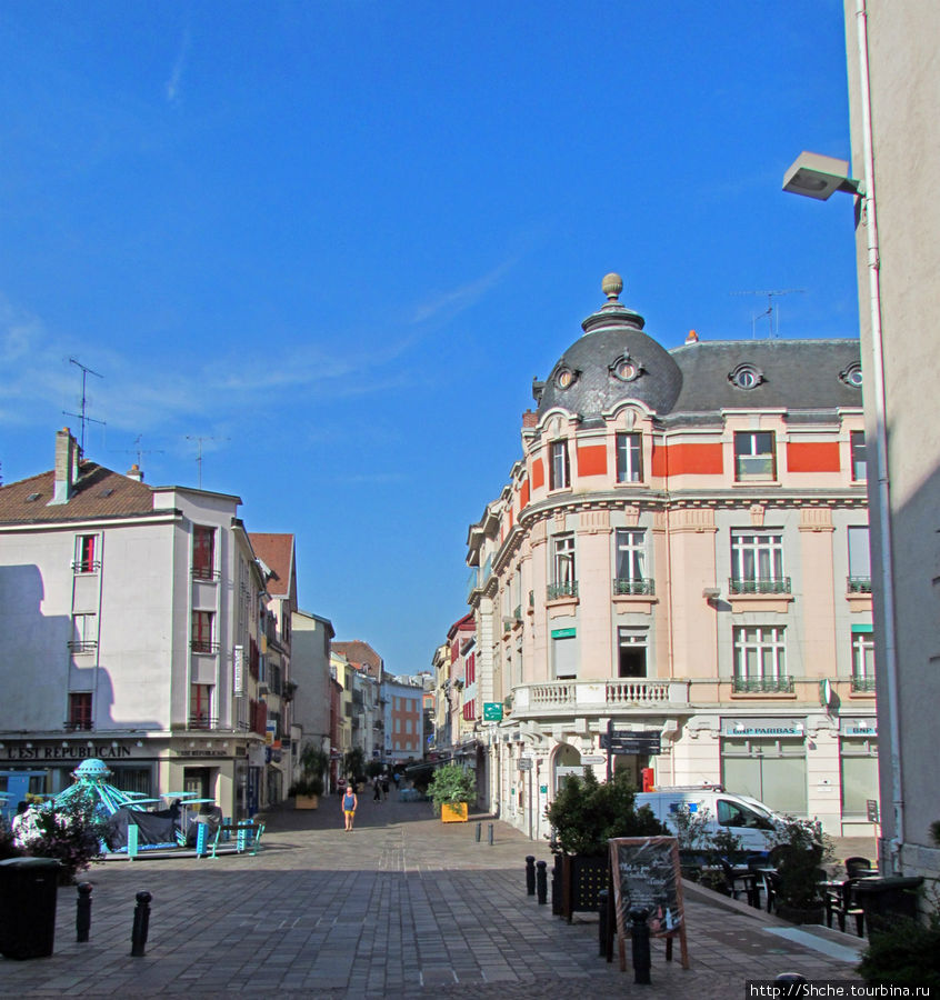 Пешеходная улица, около 11 утра... Монбельяр, Франция