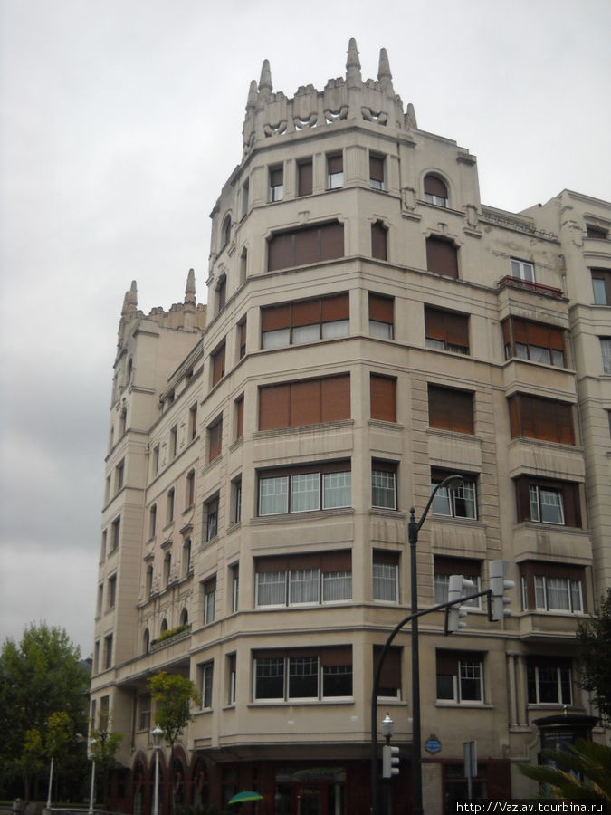 Дом углом Бильбао, Испания