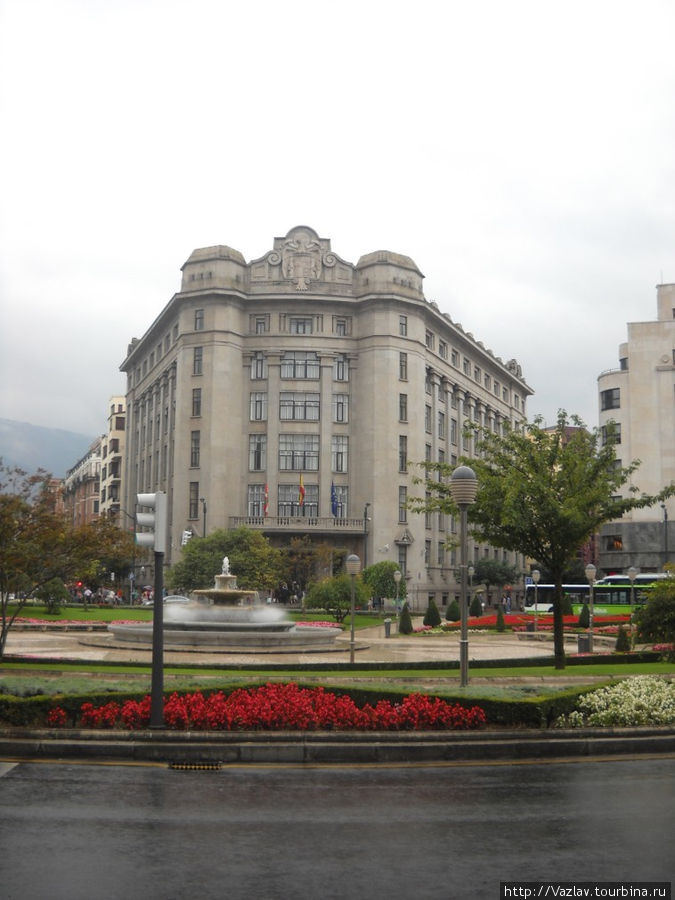 Одна из главных площадей Бильбао, Испания