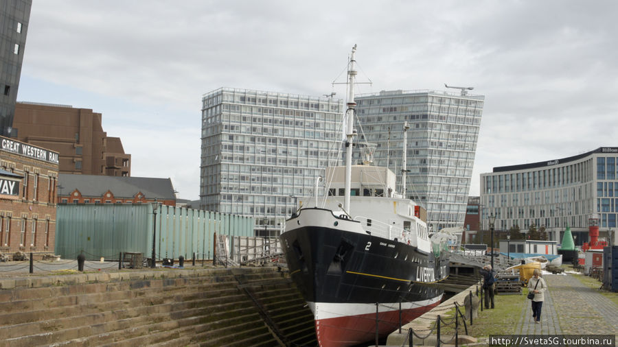 Корабль в доке у входа в морской музей. Ливерпуль, Великобритания