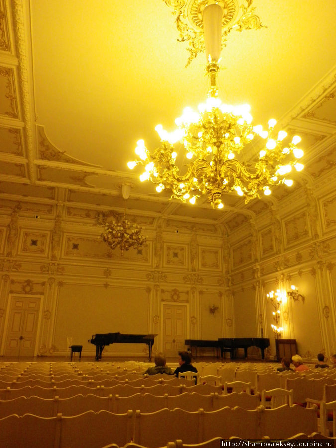 Малый зал Филармонии носит имя  М.И. Глинки Санкт-Петербург, Россия