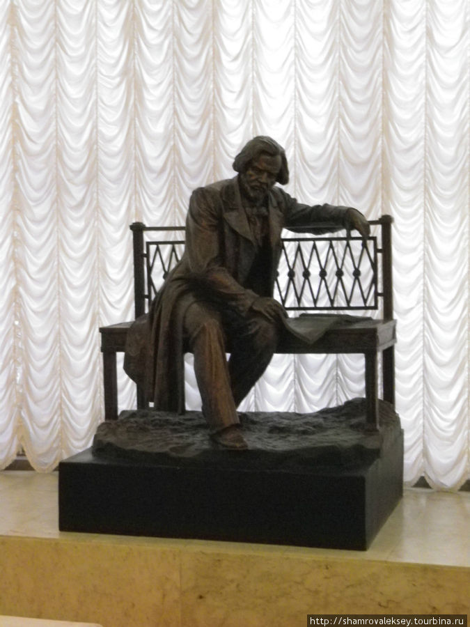Скульптура композитора встречает слушателей на входе Санкт-Петербург, Россия