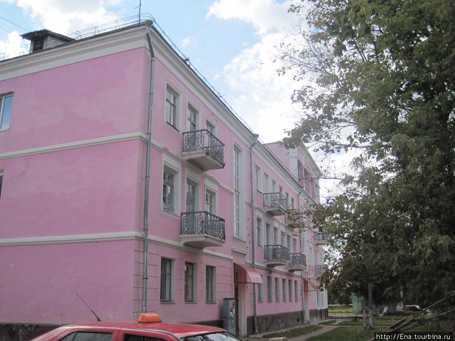 В красивом розовом доме находится выставочный зал Вдохновение Гаврилов-Ям, Россия