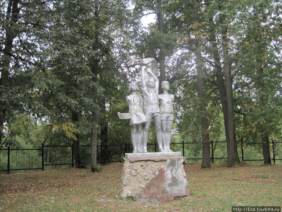 Скульптурная группа Пионеры в парке Текстильщик Гаврилов-Ям, Россия