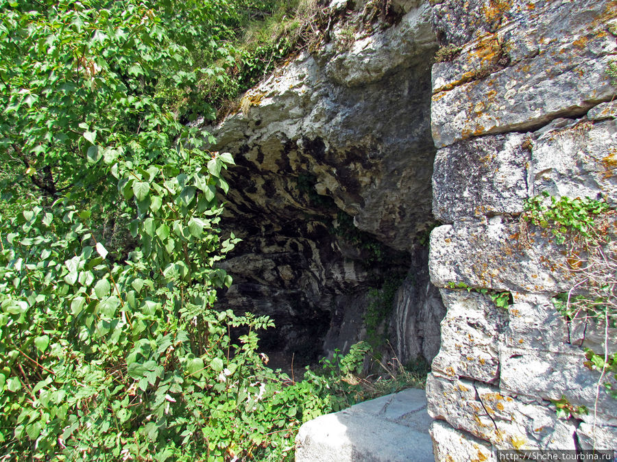 естественные полупещеры — соблазн использовать по нужде Безансон, Франция