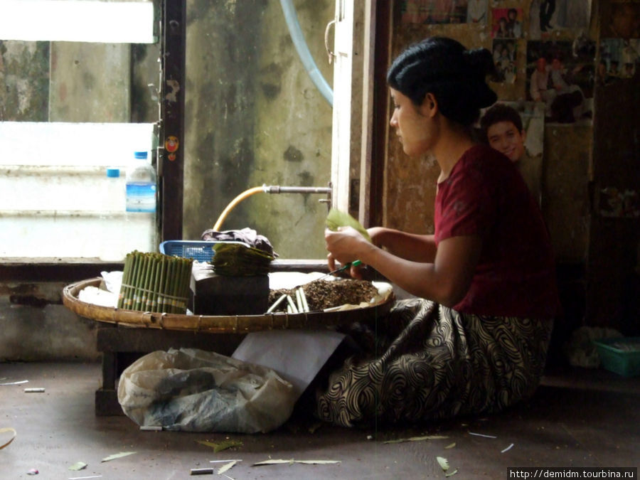 Девушка за работой. Багоу, Мьянма